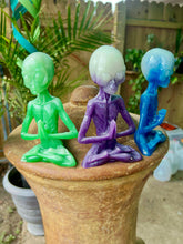 Load image into Gallery viewer, Glow N The Dark Aliens