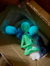 Load image into Gallery viewer, Glow N The Dark Aliens